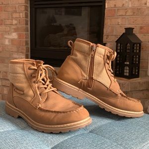 Boys size 5 tan boot. Good used condition